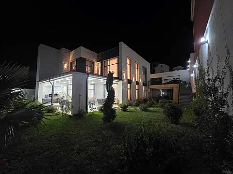 Satılır 8 otaqlı həyət evi 400 m²
