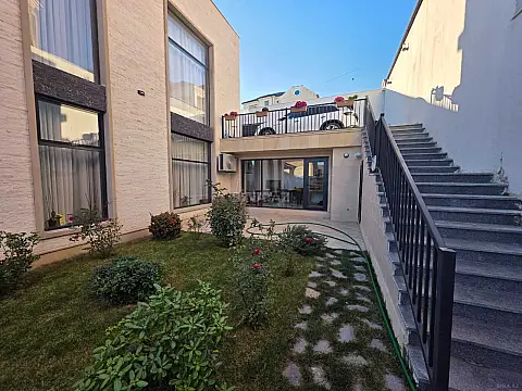 Satılır 8 otaqlı həyət evi 400 m²