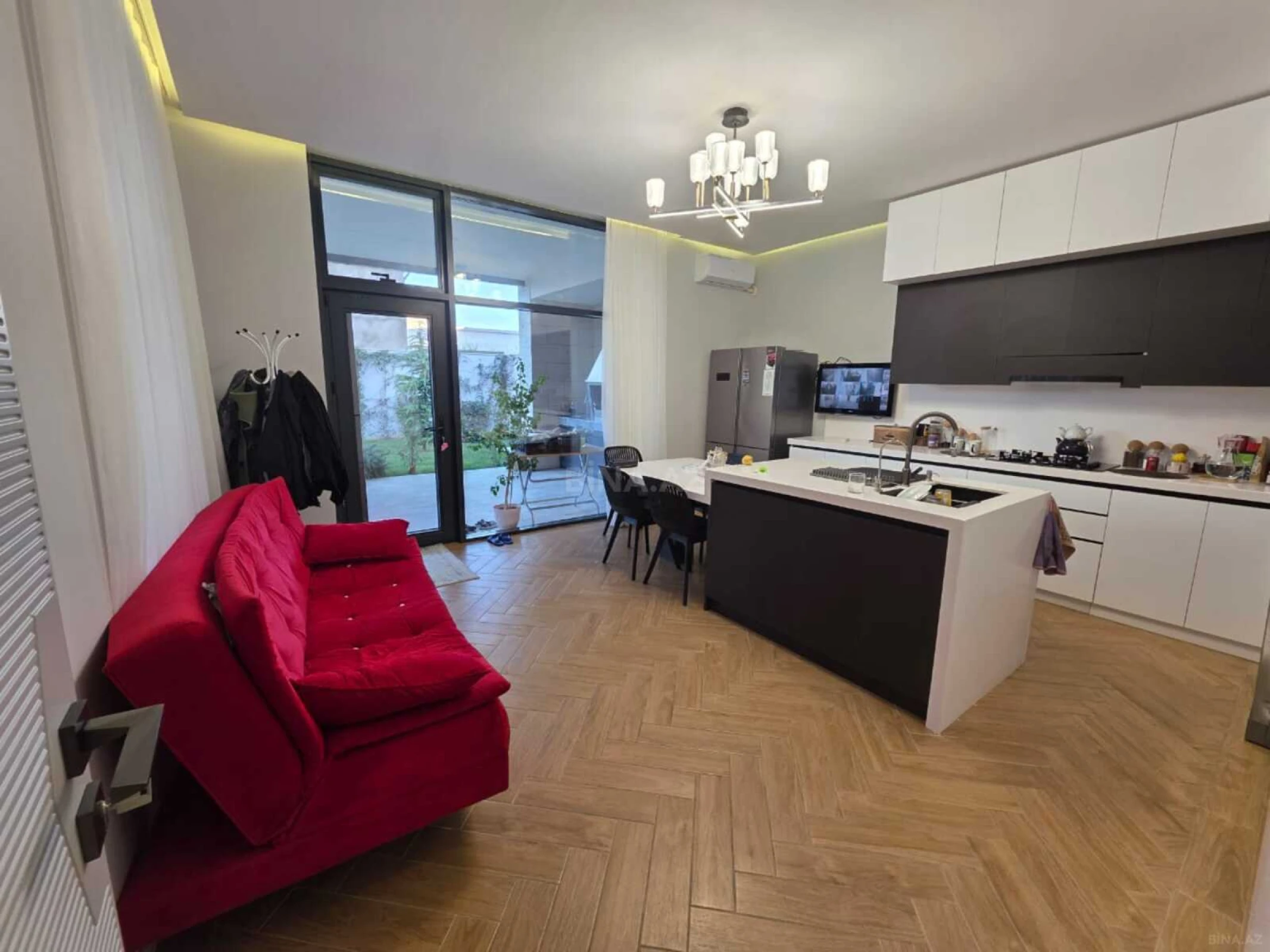 Satılır 8 otaqlı həyət evi 400 m²