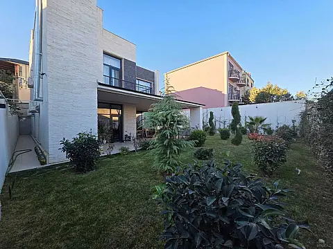 Satılır 8 otaqlı həyət evi 400 m²