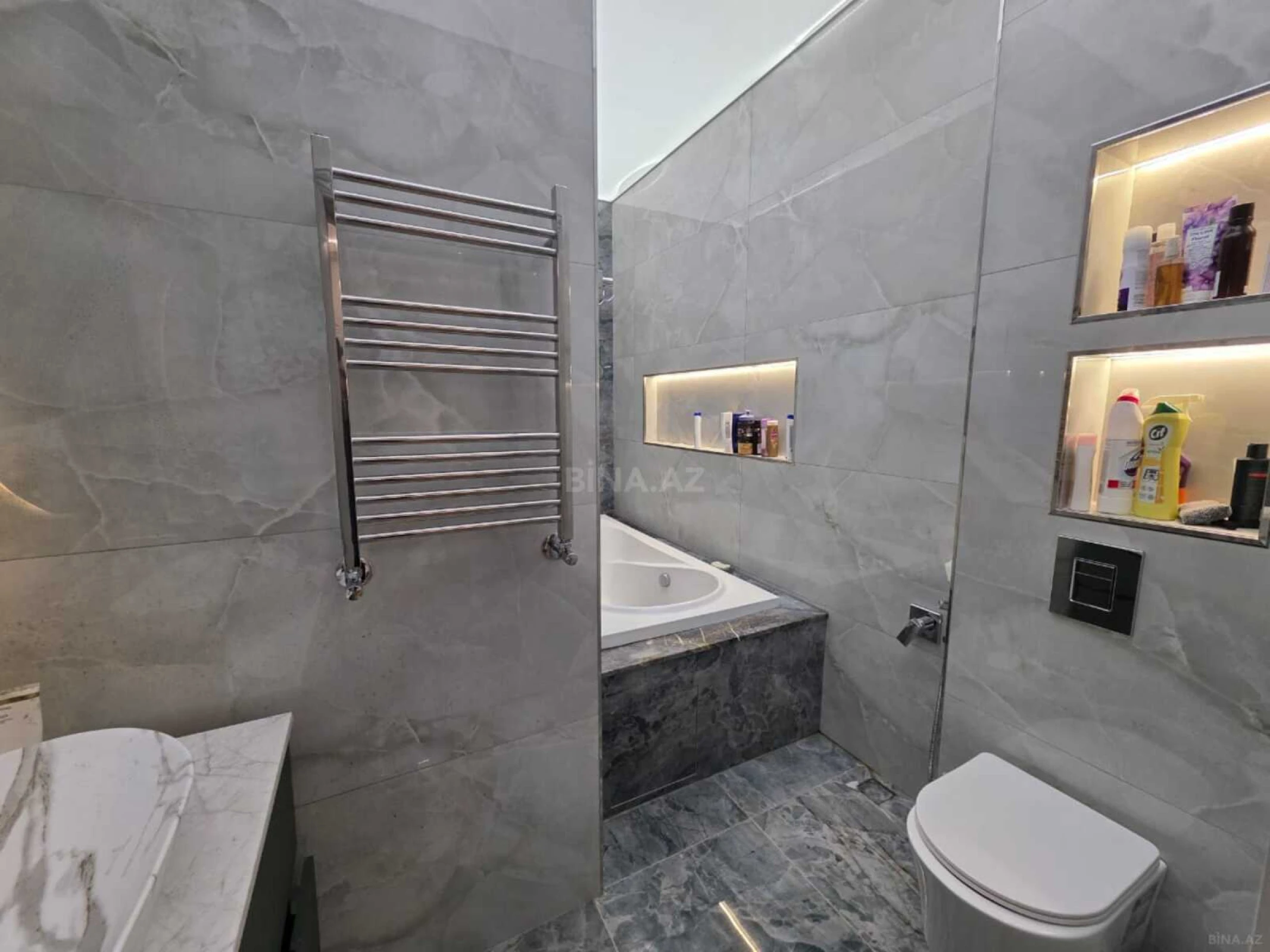 Satılır 8 otaqlı həyət evi 400 m²