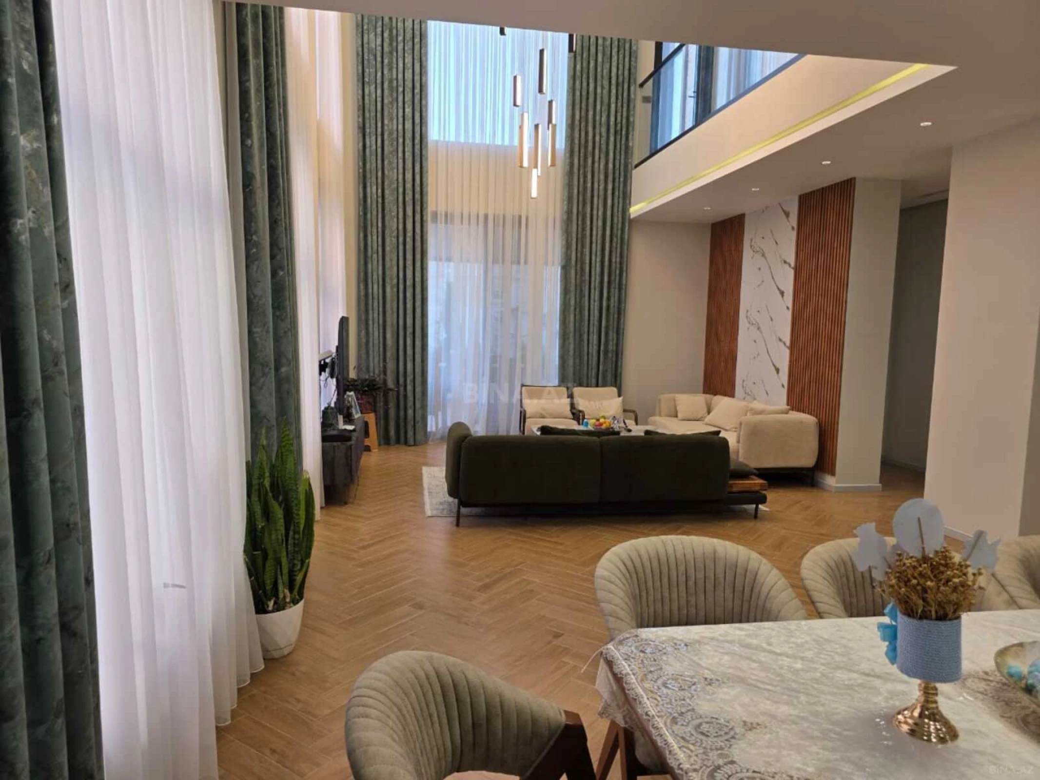 Satılır 8 otaqlı həyət evi 400 m²