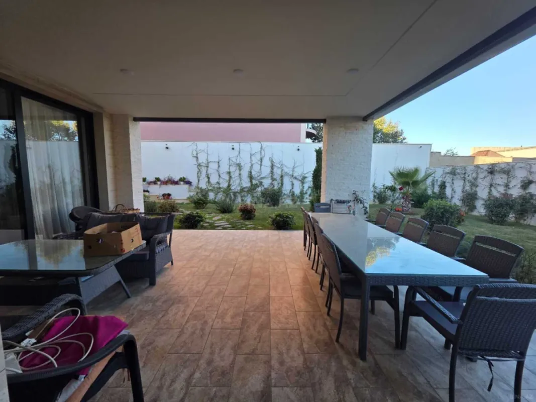 Satılır 8 otaqlı həyət evi 400 m²