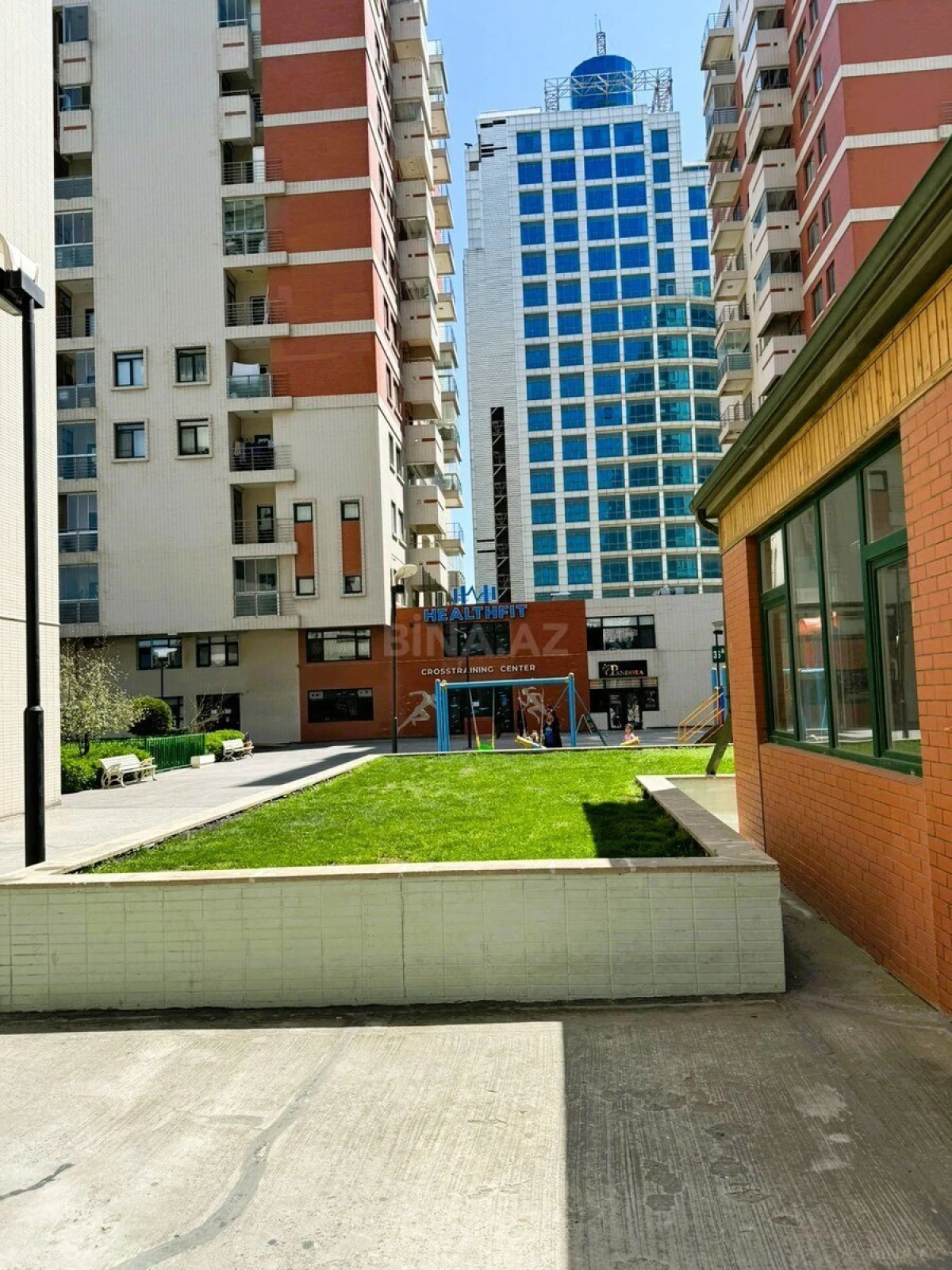 Satılır 4 otaqlı mənzil 360 m²