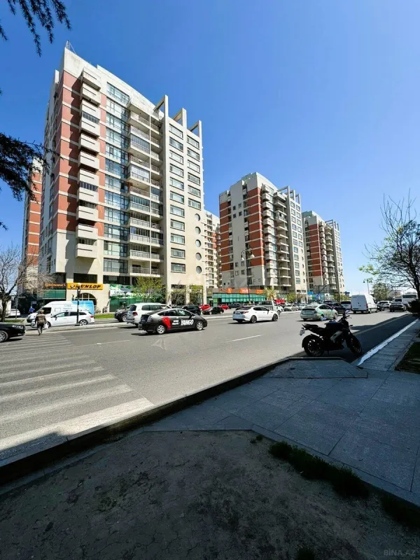 Satılır 4 otaqlı mənzil 360 m²
