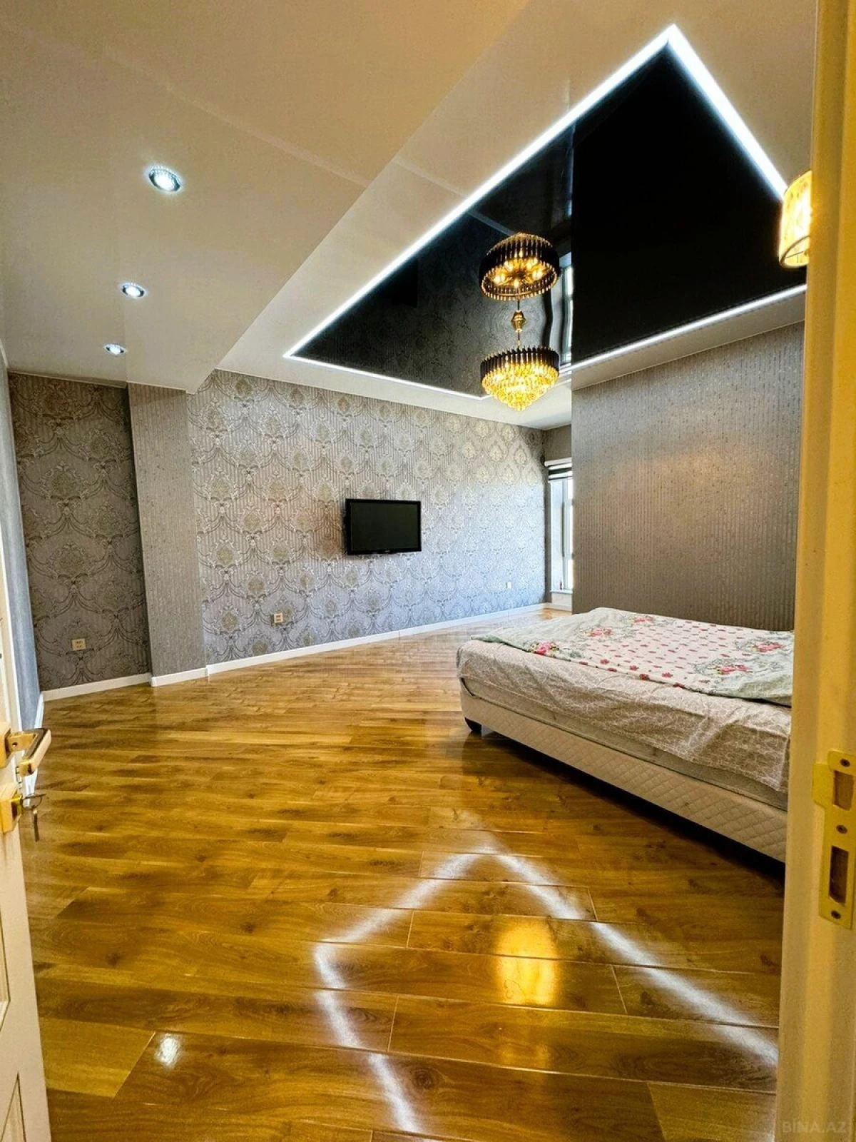 Satılır 4 otaqlı mənzil 360 m²