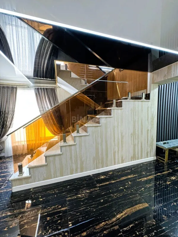 Satılır 4 otaqlı mənzil 360 m²