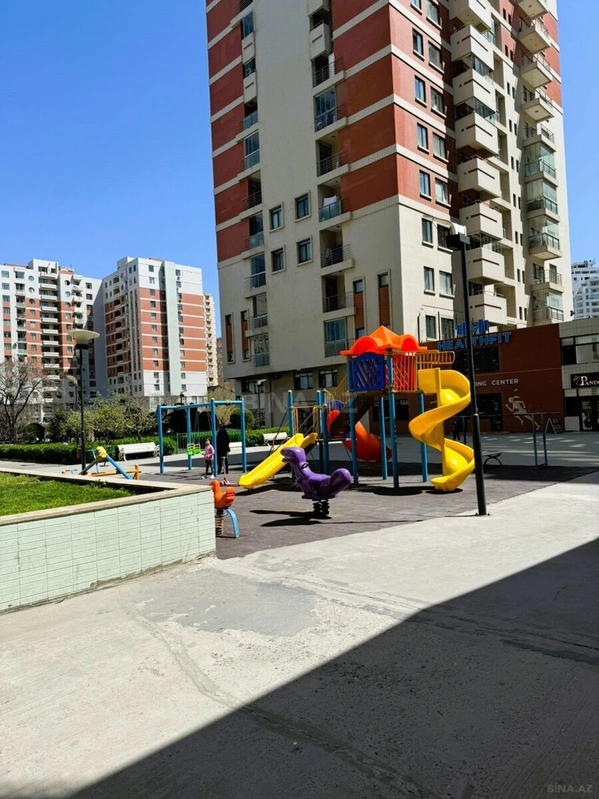Satılır 4 otaqlı mənzil 360 m²