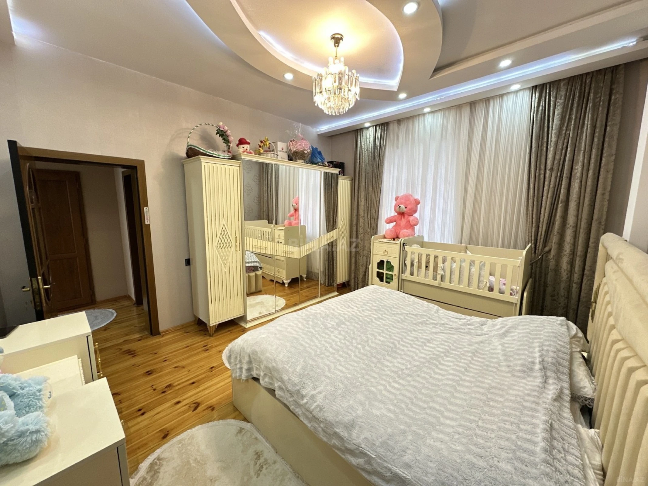 Satılır 7 otaqlı həyət evi 300 m²