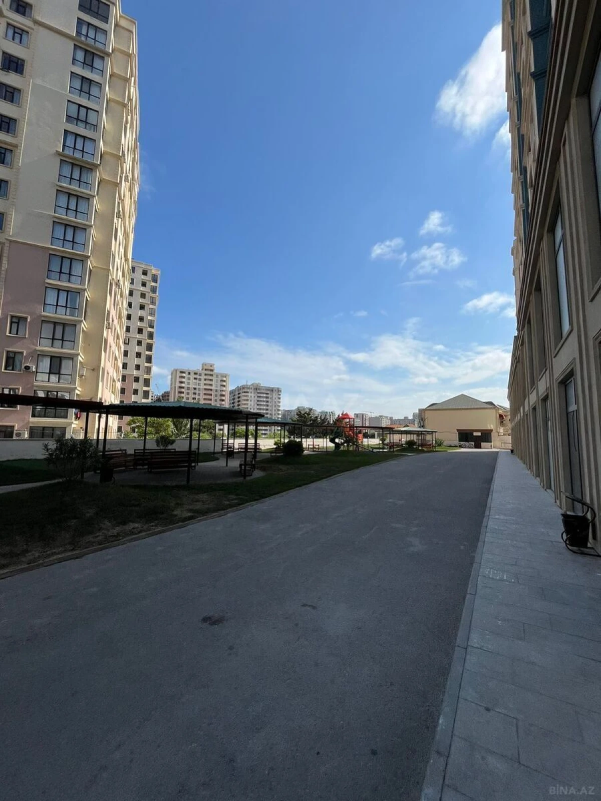 Satılır 4 otaqlı mənzil 166 m²
