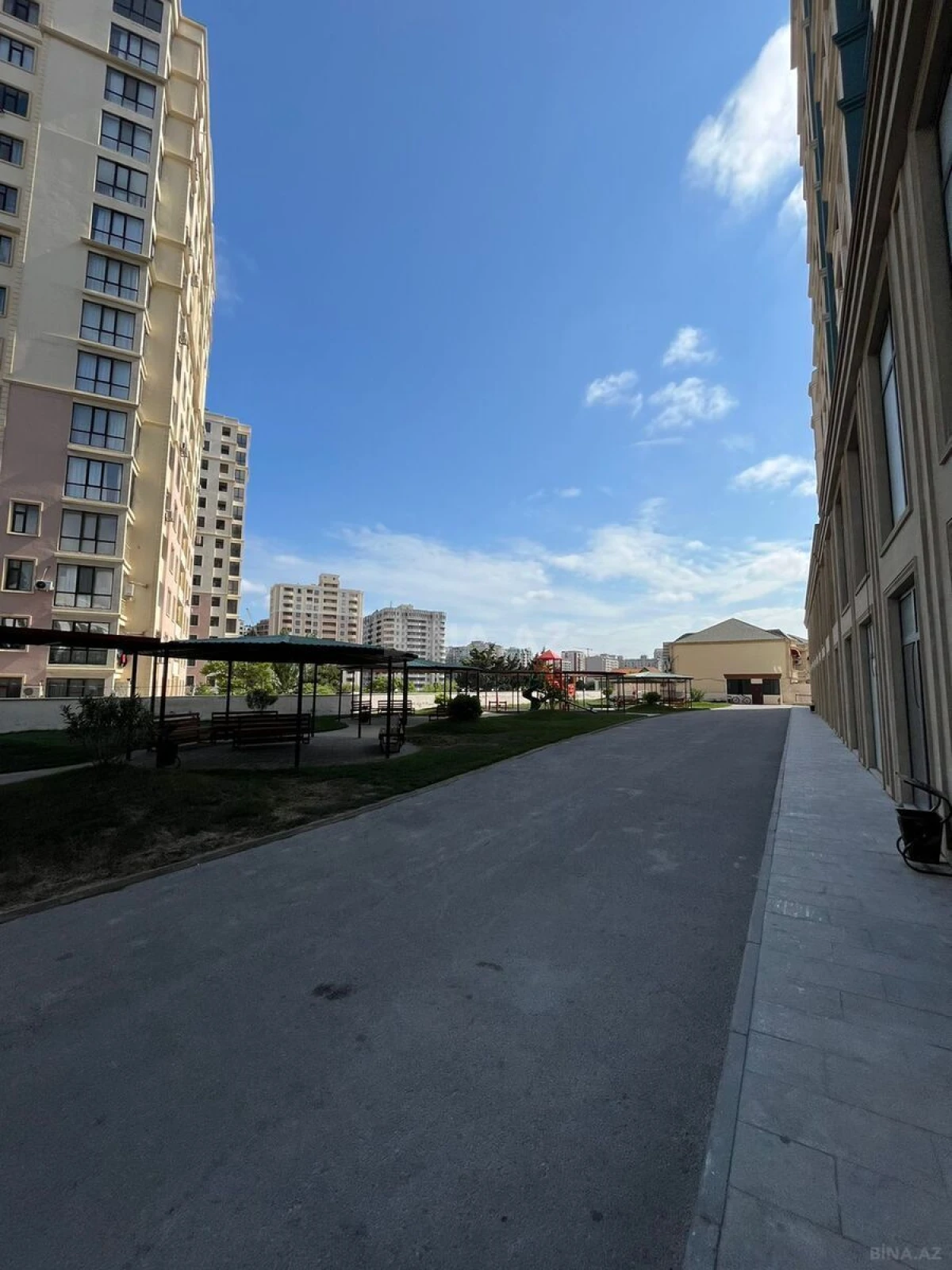 Satılır 4 otaqlı mənzil 166 m²