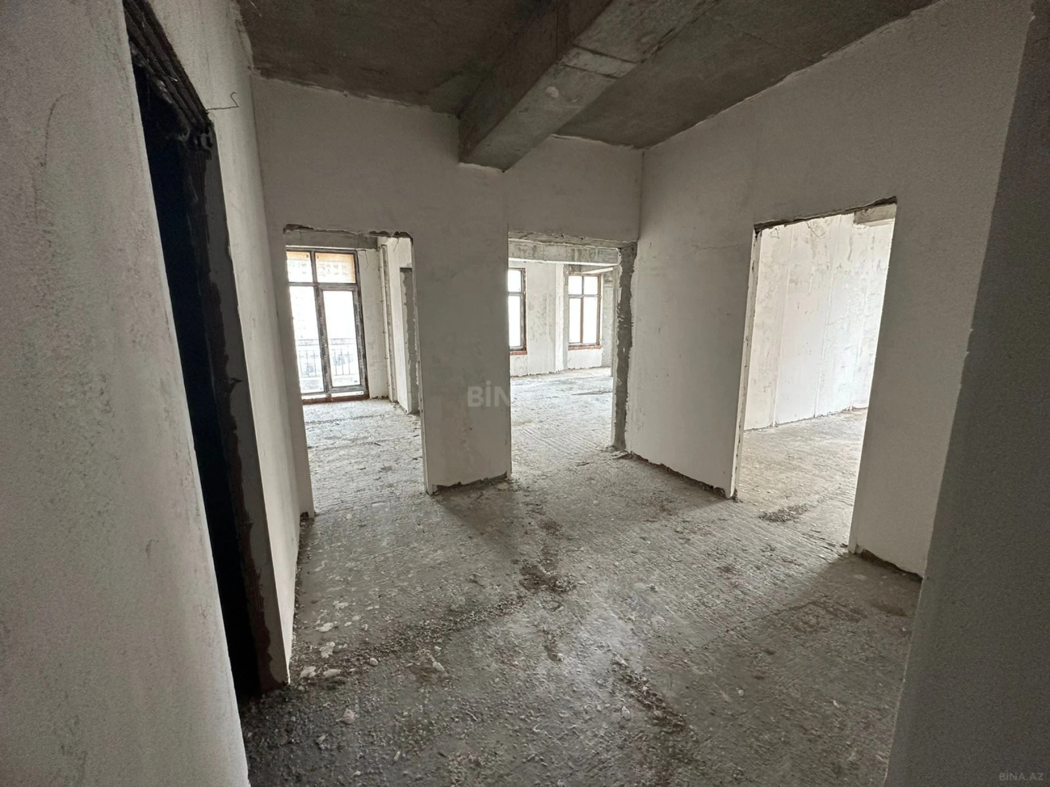 Satılır 4 otaqlı mənzil 166 m²