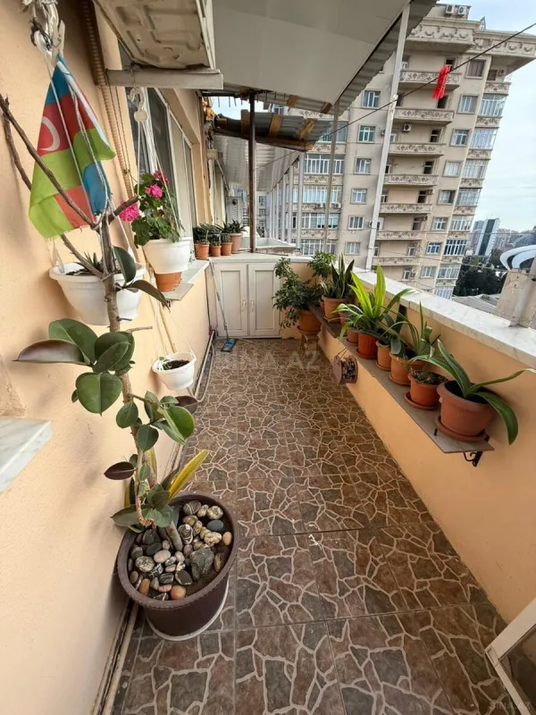 Satılır 3 otaqlı mənzil 135 m²