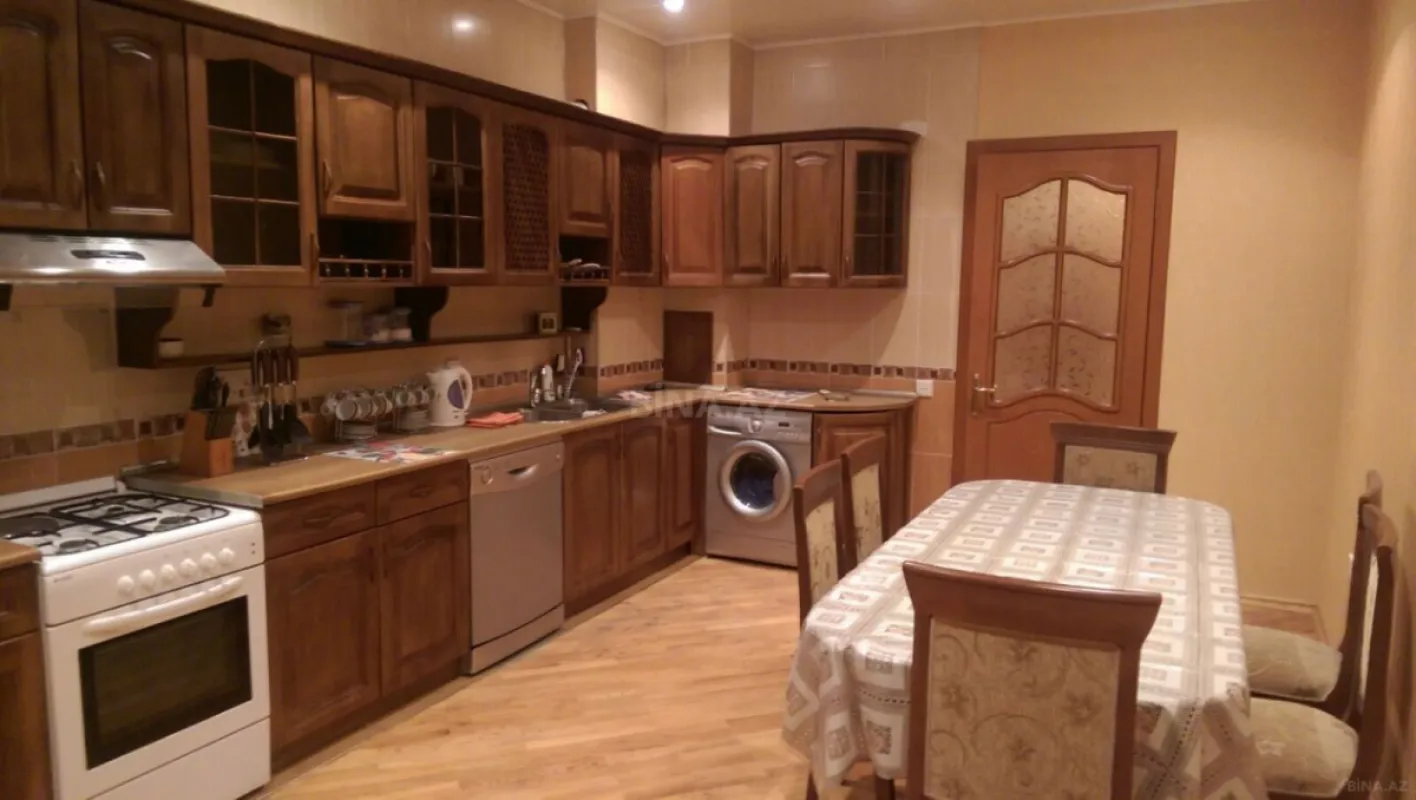 Kirayə verilir 4 otaqlı mənzil 180 m²