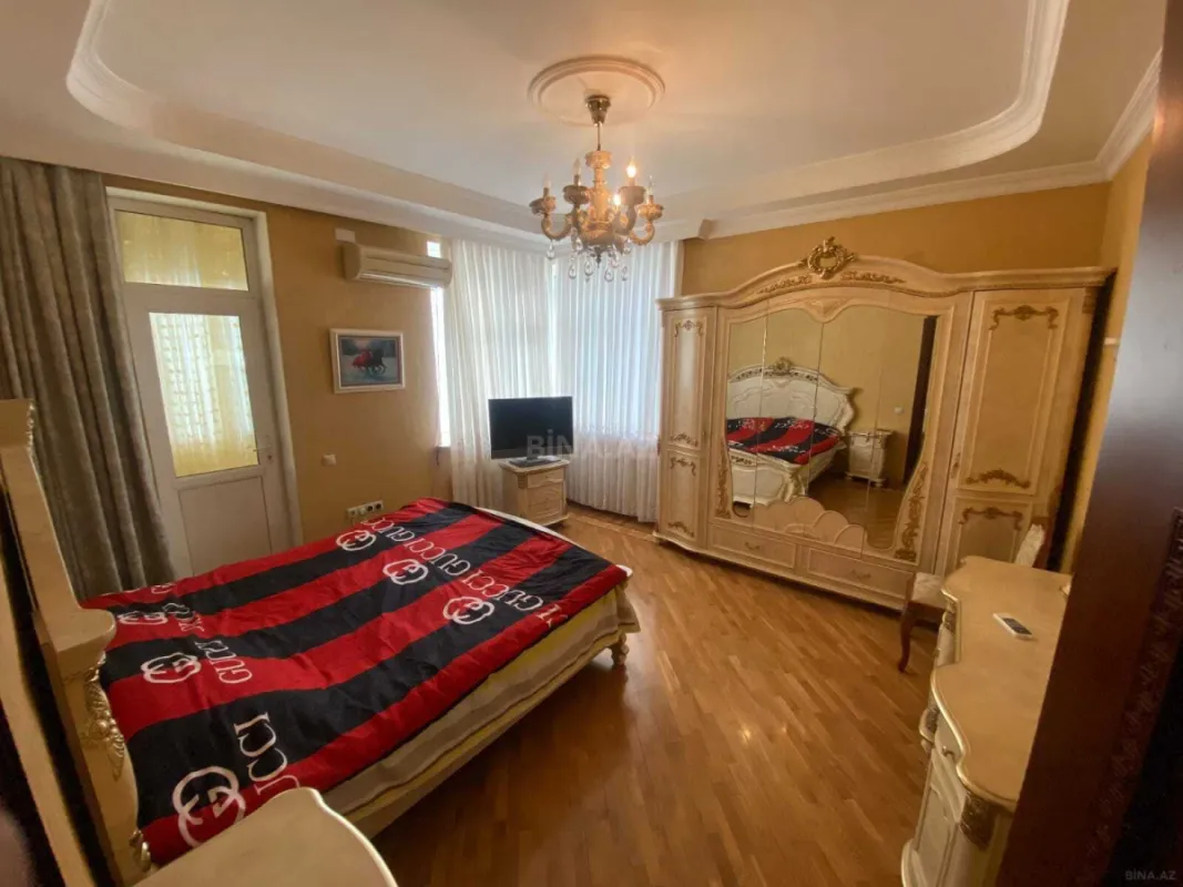 Satılır 3 otaqlı mənzil 130 m²