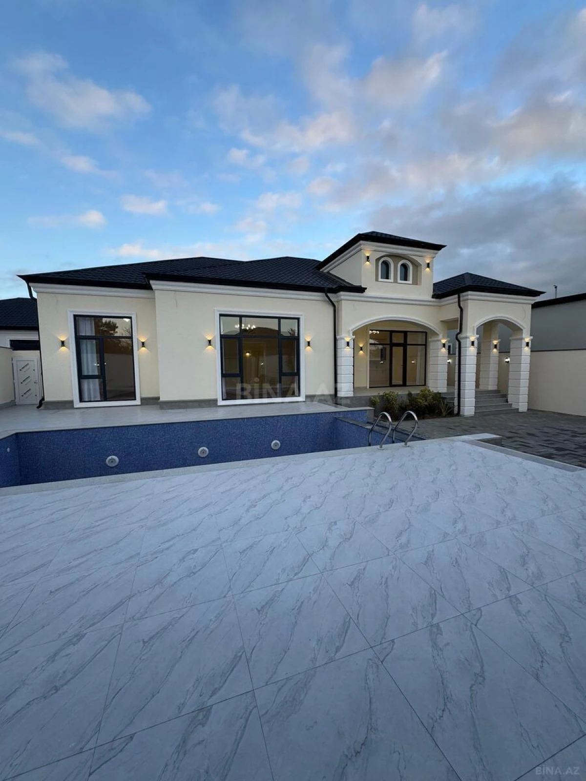 Satılır 4 otaqlı həyət evi 240 m²