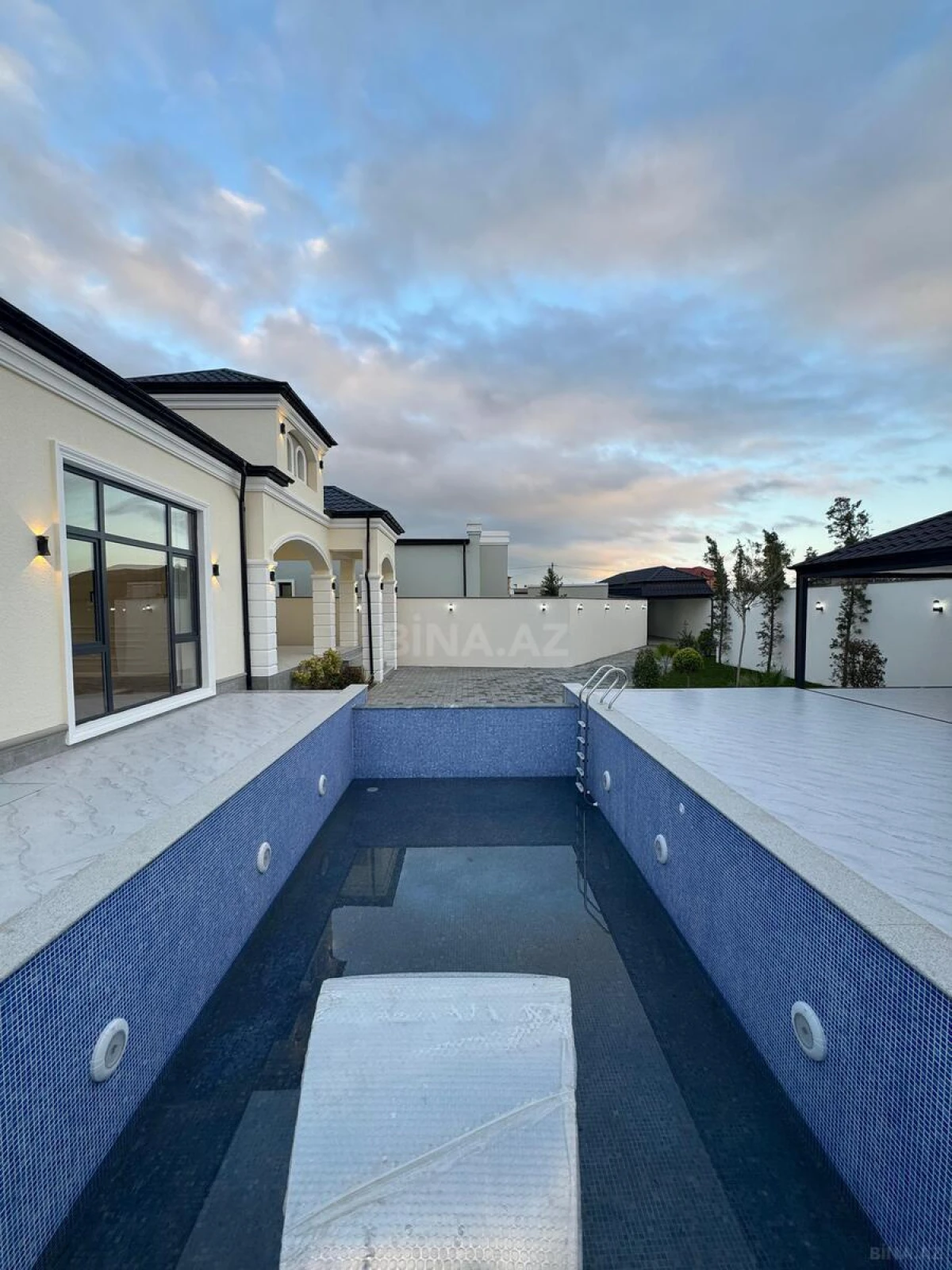 Satılır 4 otaqlı həyət evi 240 m²