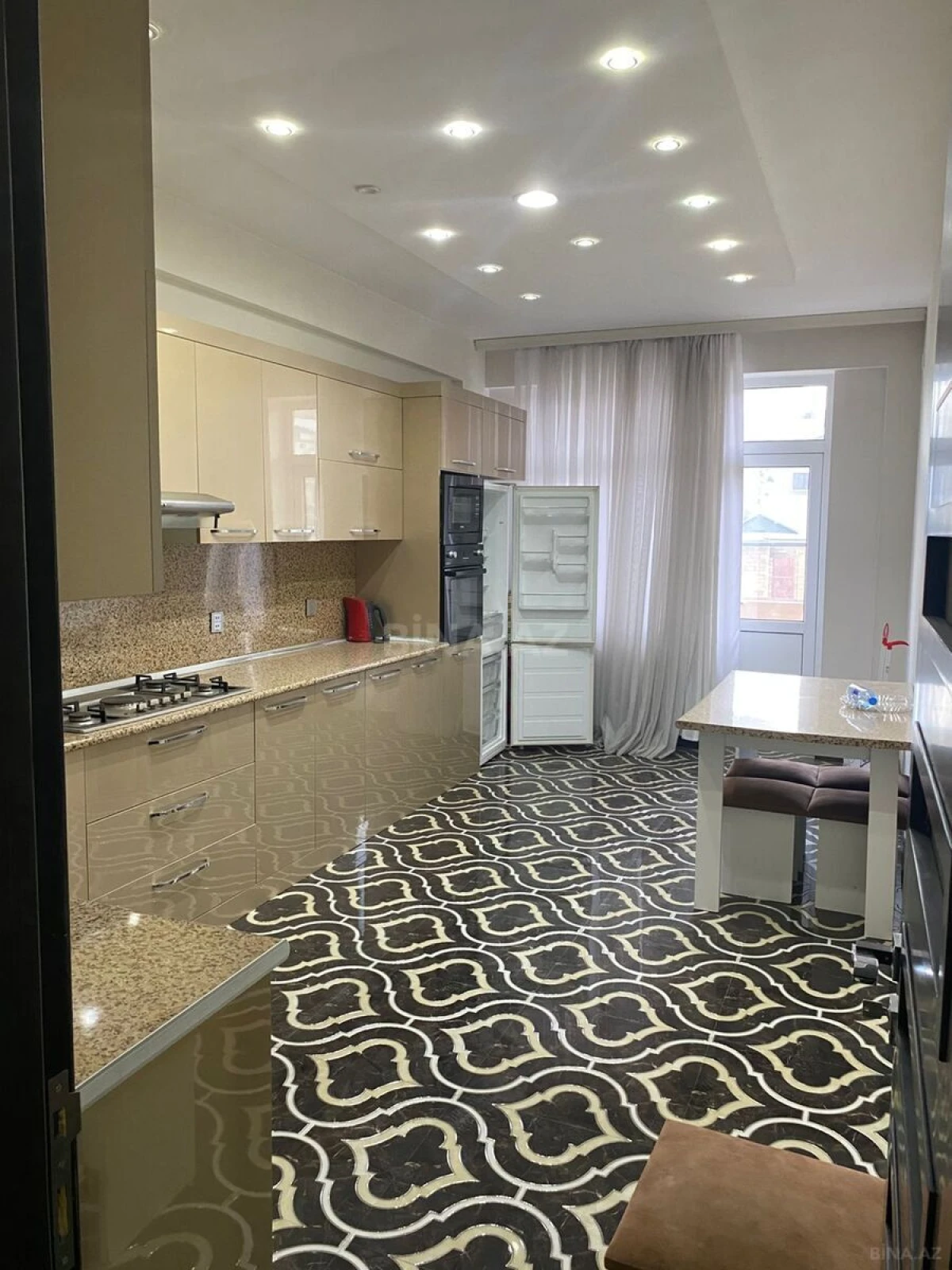 Satılır 3 otaqlı mənzil 136 m²