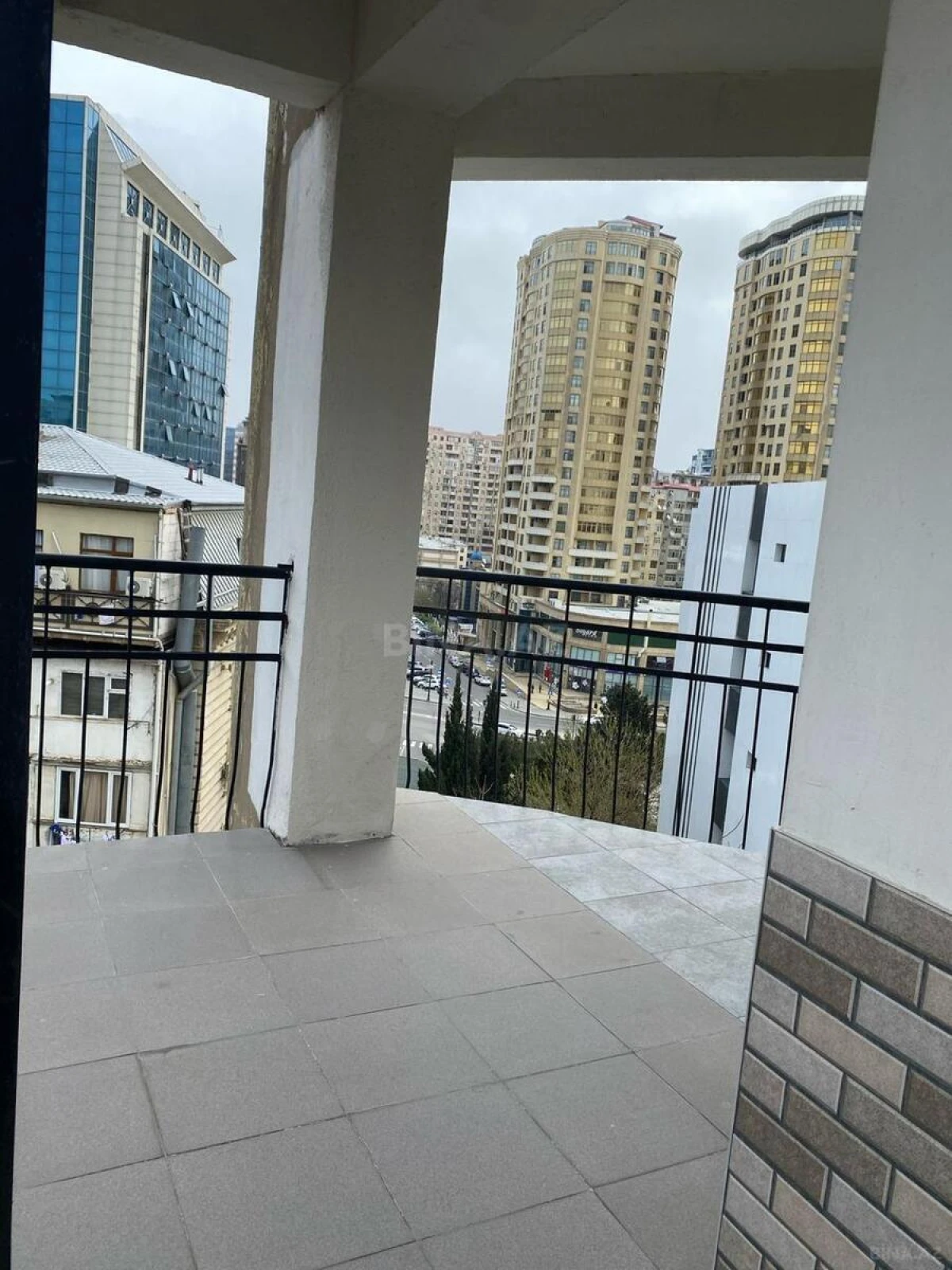 Satılır 3 otaqlı mənzil 126 m²