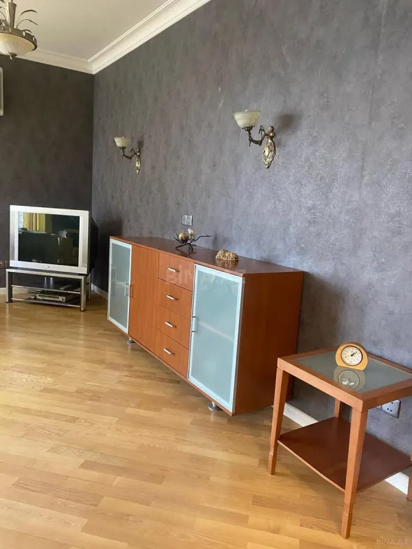 Satılır 3 otaqlı mənzil 126 m²