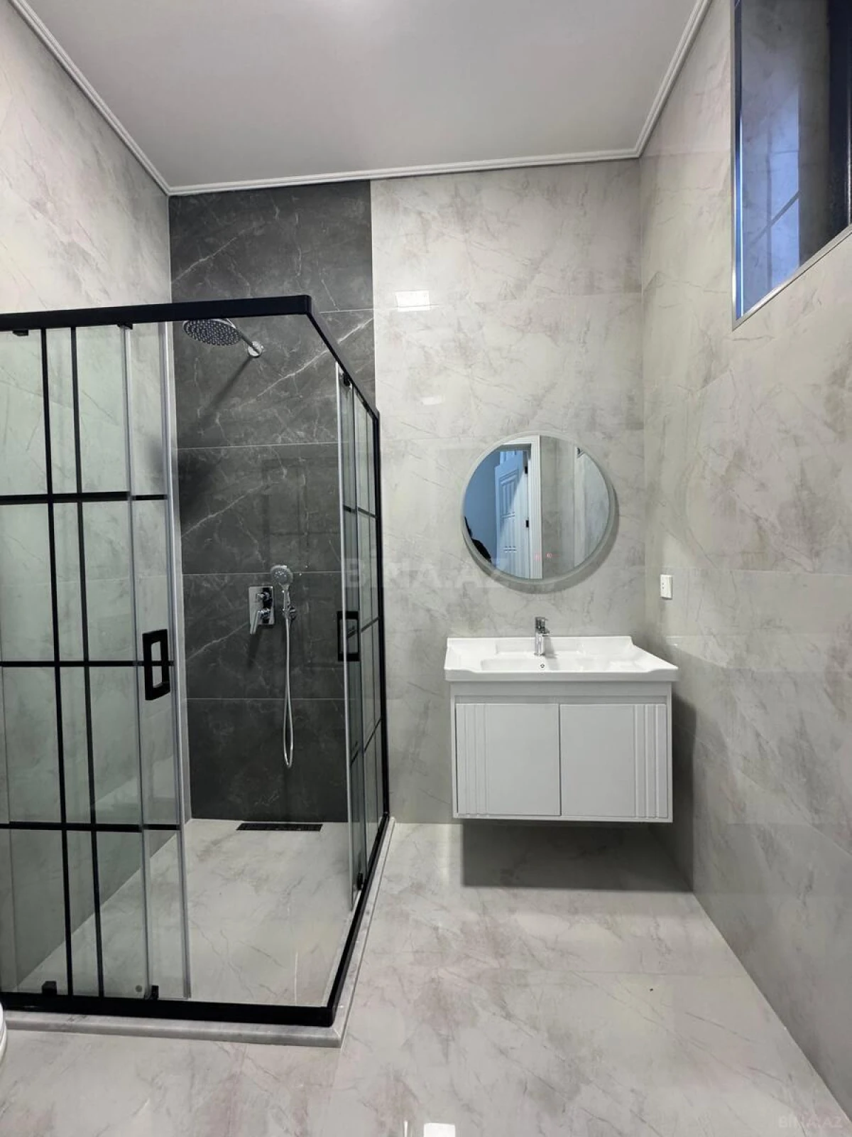 Satılır 5 otaqlı həyət evi 240 m²