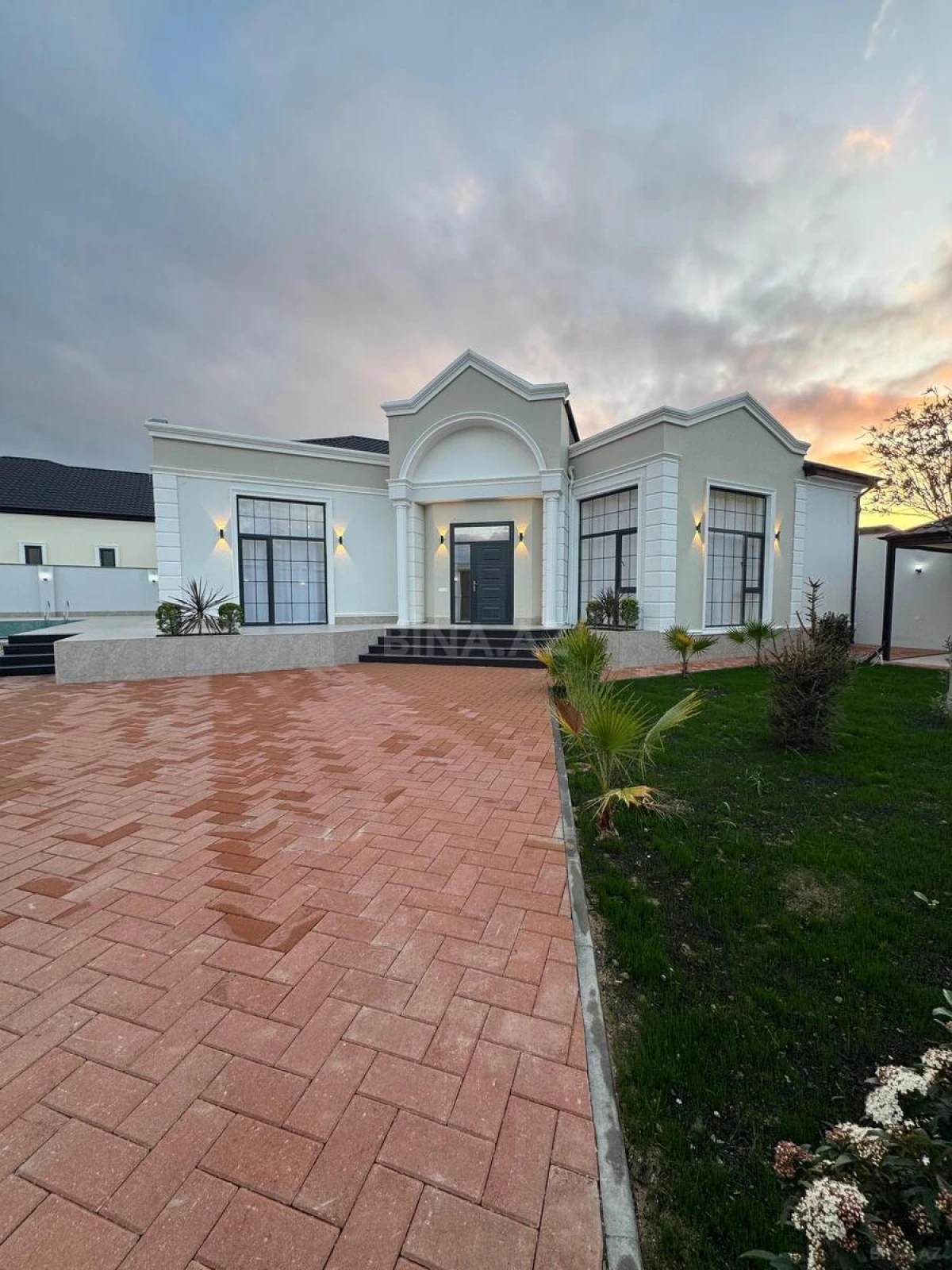 Satılır 5 otaqlı həyət evi 240 m²