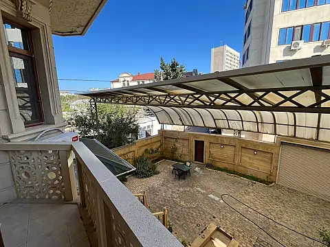 Kirayə verilir 7 otaqlı həyət evi 600 m²