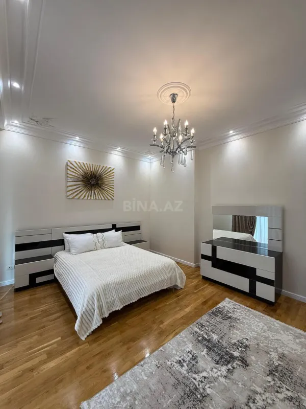 Satılır 4 otaqlı mənzil 223 m²