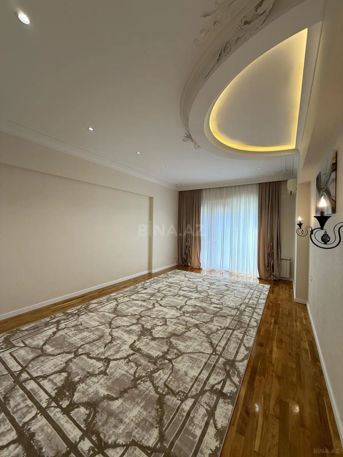 Satılır 4 otaqlı mənzil 223 m²