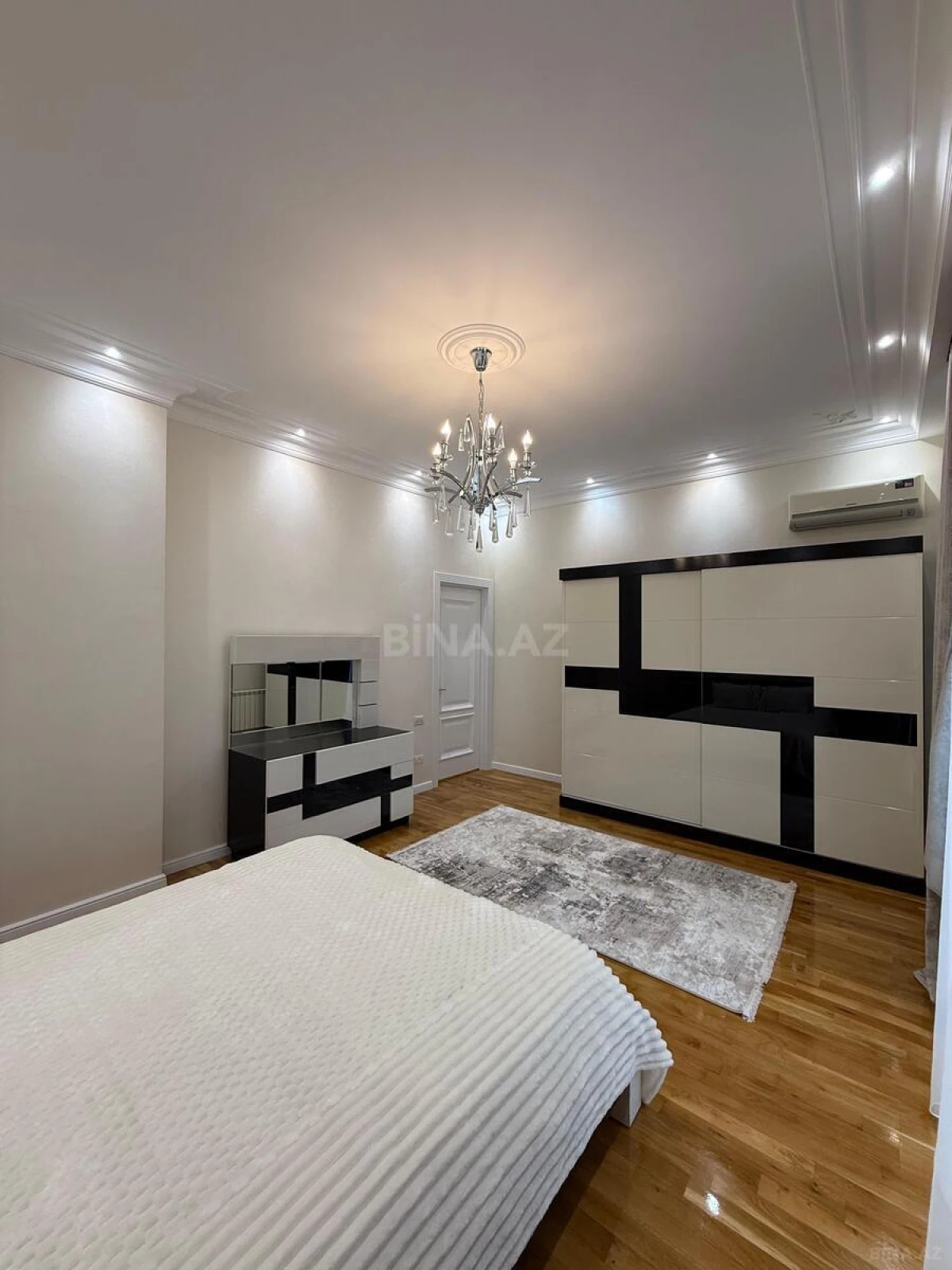Satılır 4 otaqlı mənzil 223 m²