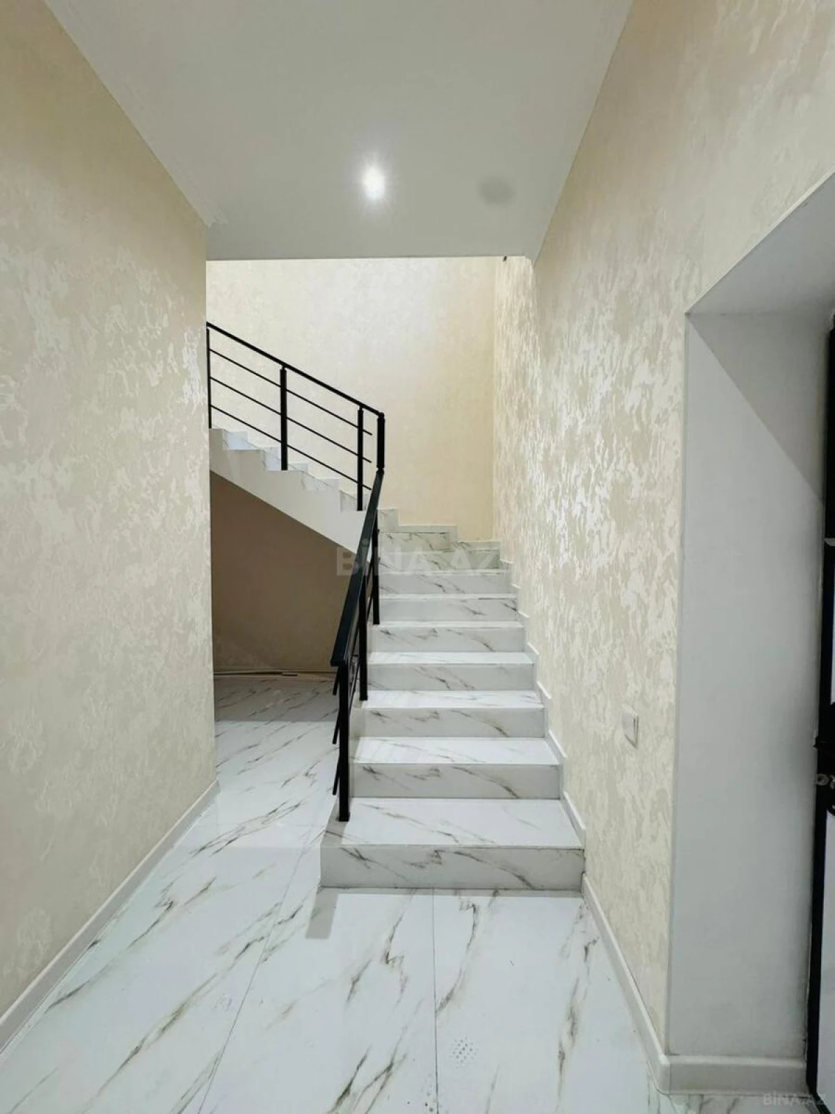 Satılır 6 otaqlı həyət evi 230 m²