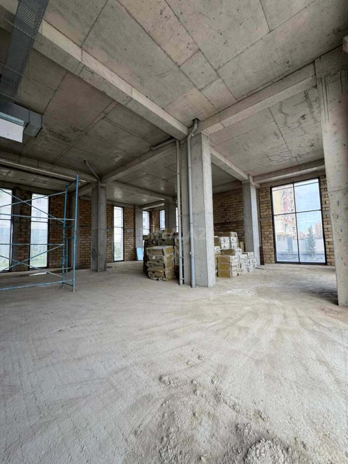 Satılır obyekt 900 m²