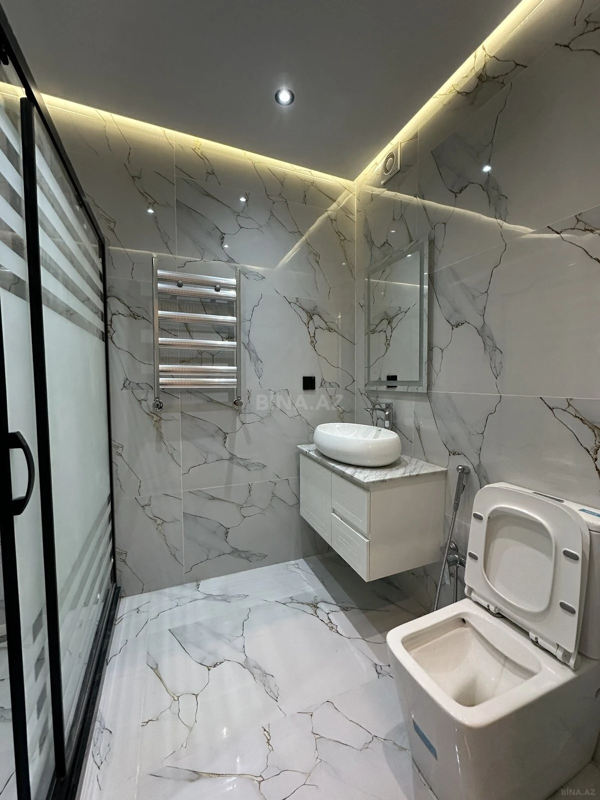 Satılır 4 otaqlı mənzil 131 m²