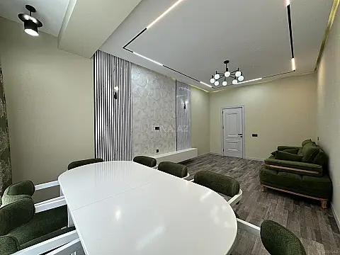 Satılır 4 otaqlı mənzil 131 m²