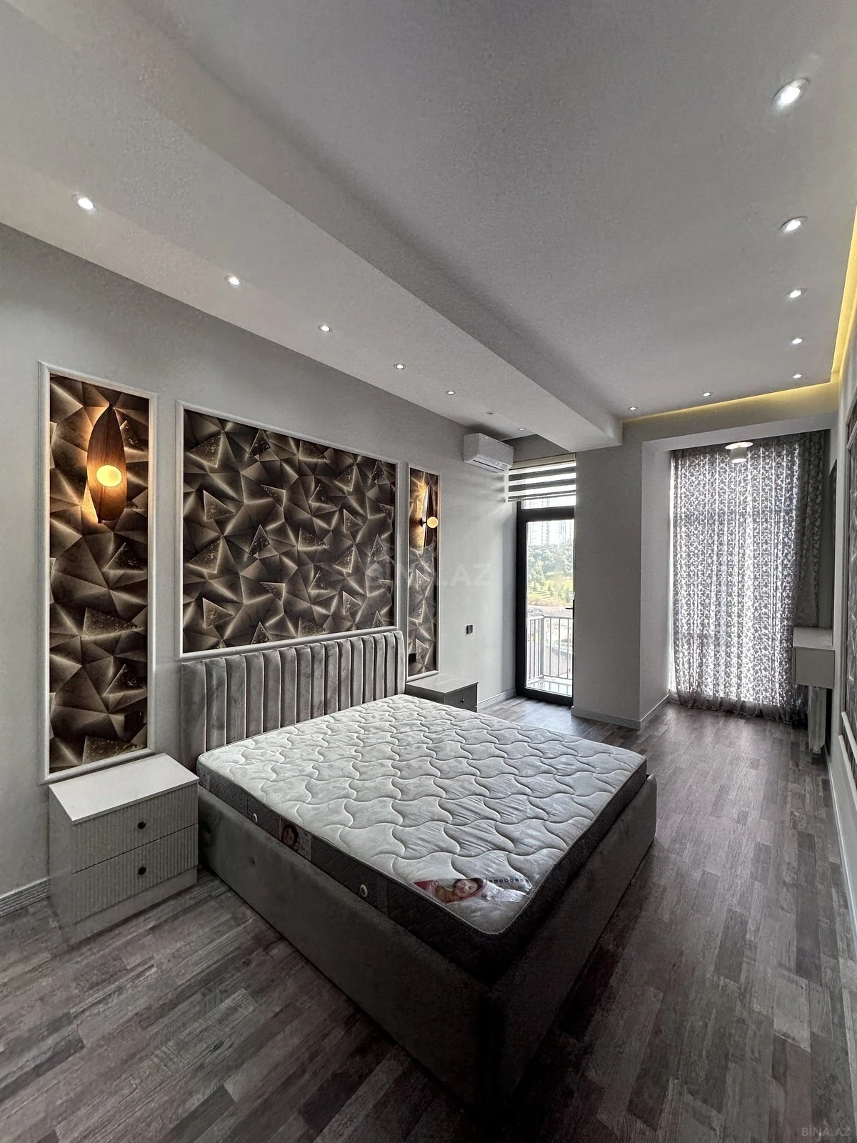 Satılır 4 otaqlı mənzil 131 m²