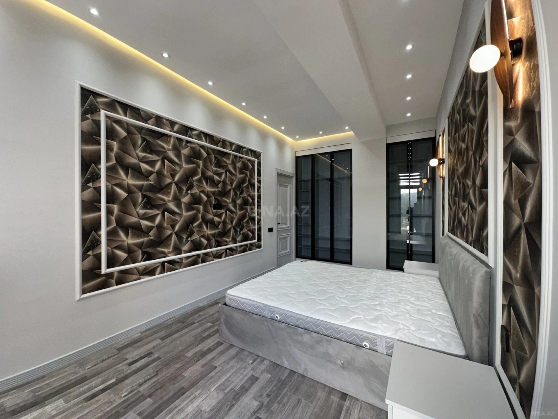 Satılır 4 otaqlı mənzil 131 m²