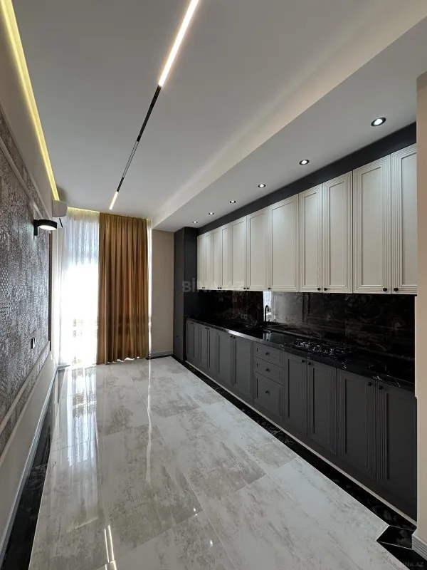 Satılır 4 otaqlı mənzil 131 m²