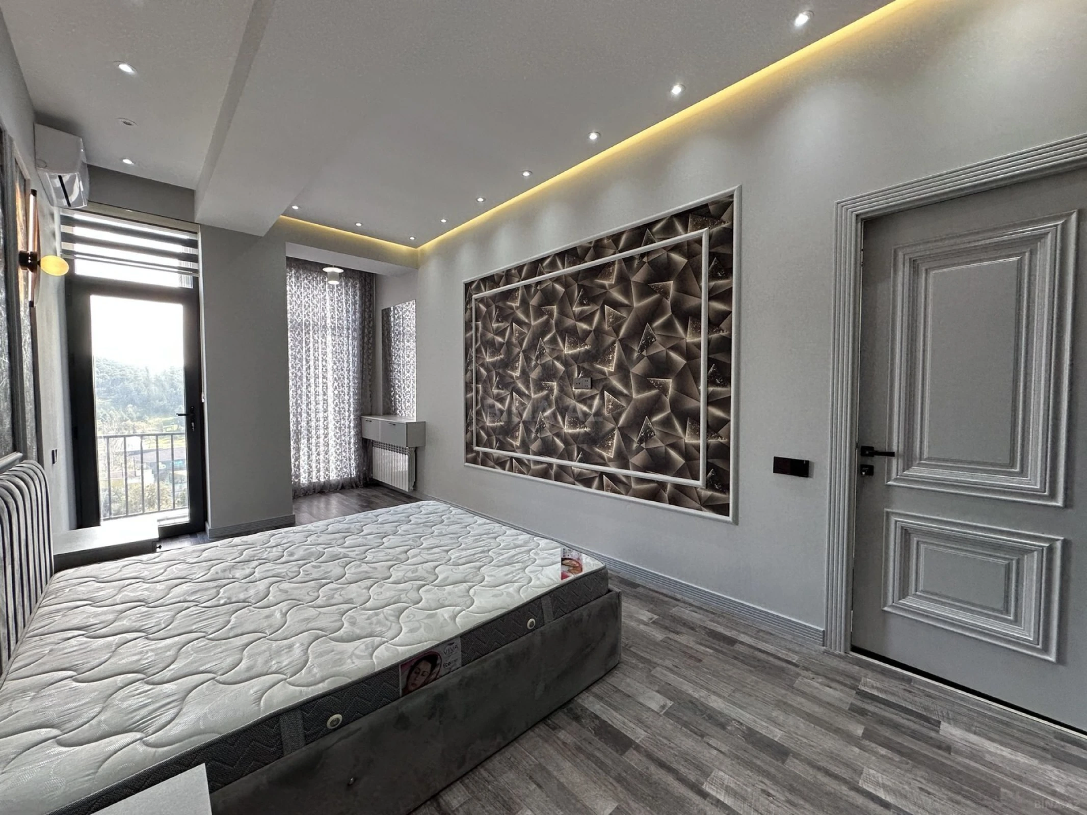 Satılır 4 otaqlı mənzil 131 m²