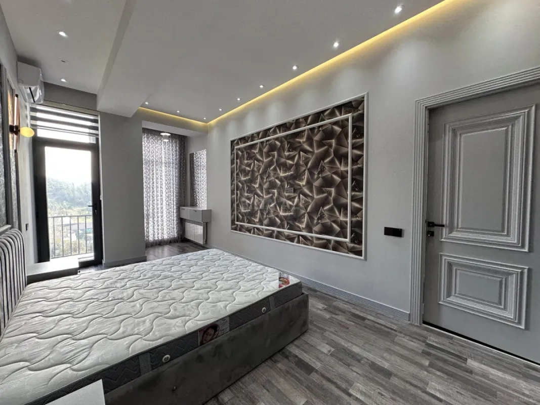Satılır 4 otaqlı mənzil 131 m²