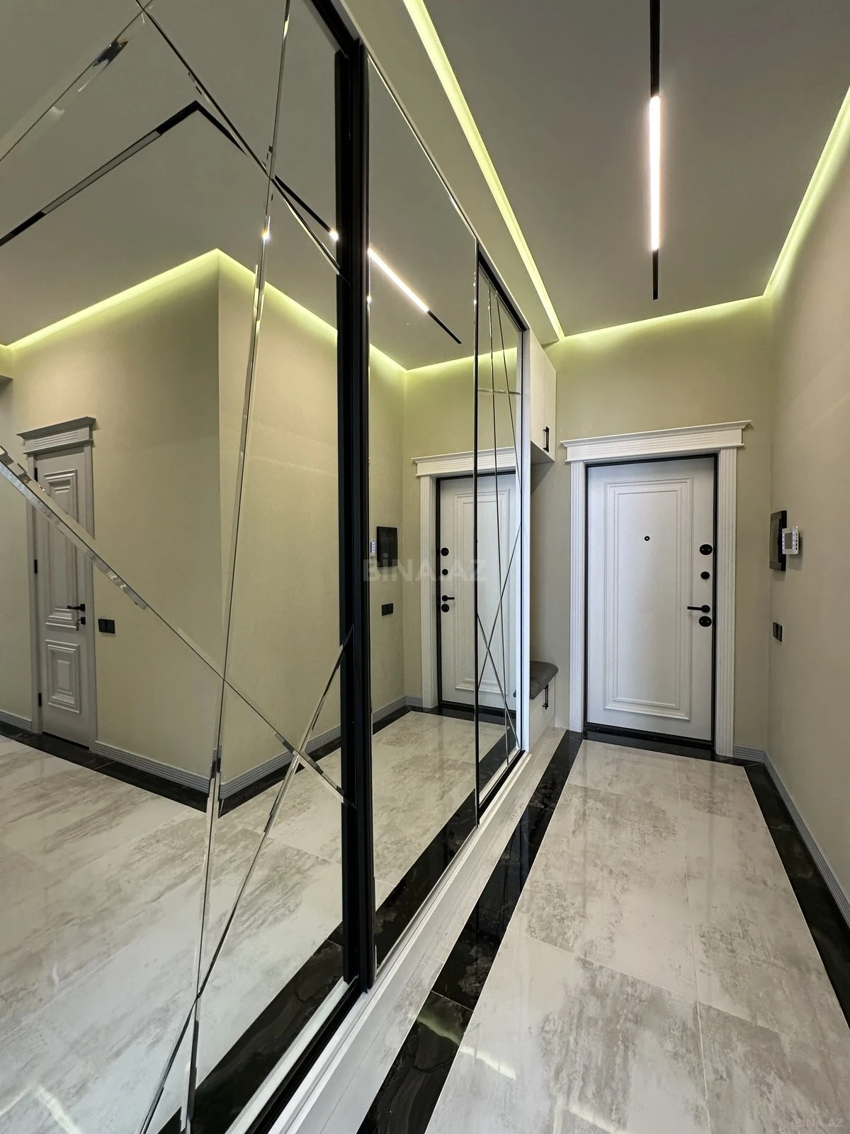 Satılır 4 otaqlı mənzil 131 m²