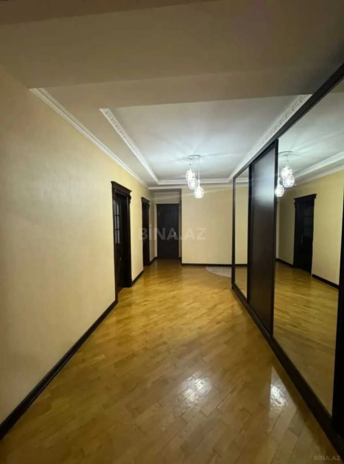 Satılır 3 otaqlı mənzil 130 m²