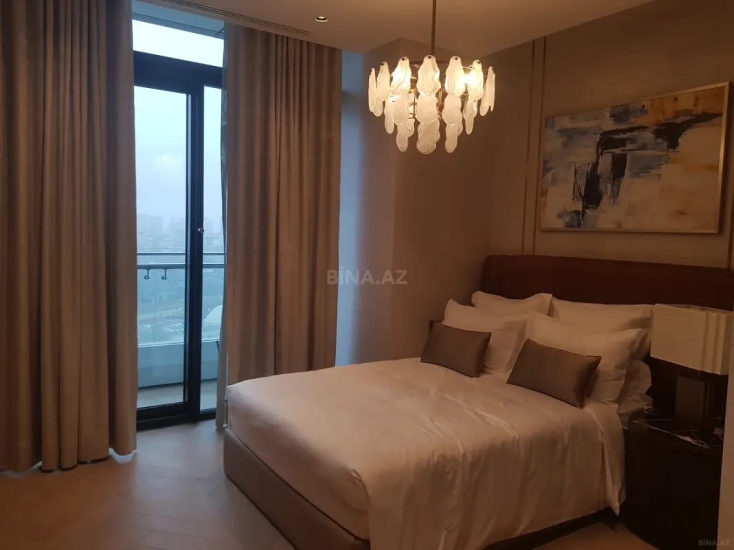 Satılır 4 otaqlı mənzil 227 m²