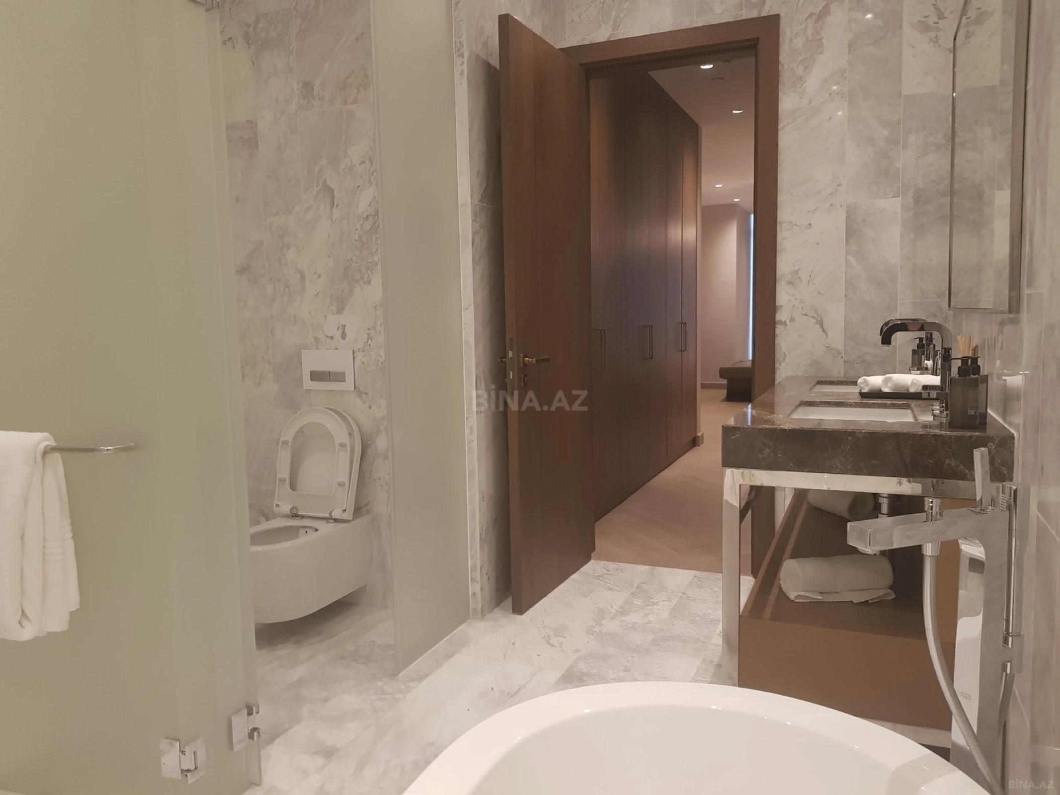 Satılır 4 otaqlı mənzil 227 m²