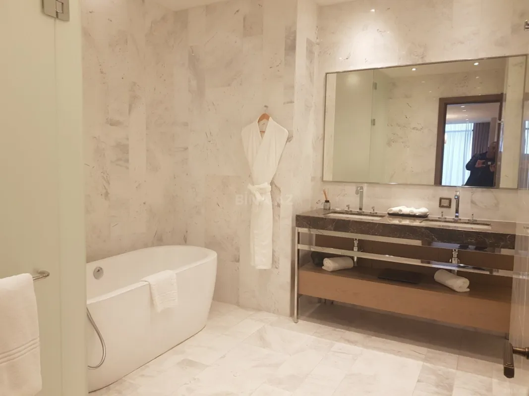 Satılır 4 otaqlı mənzil 227 m²