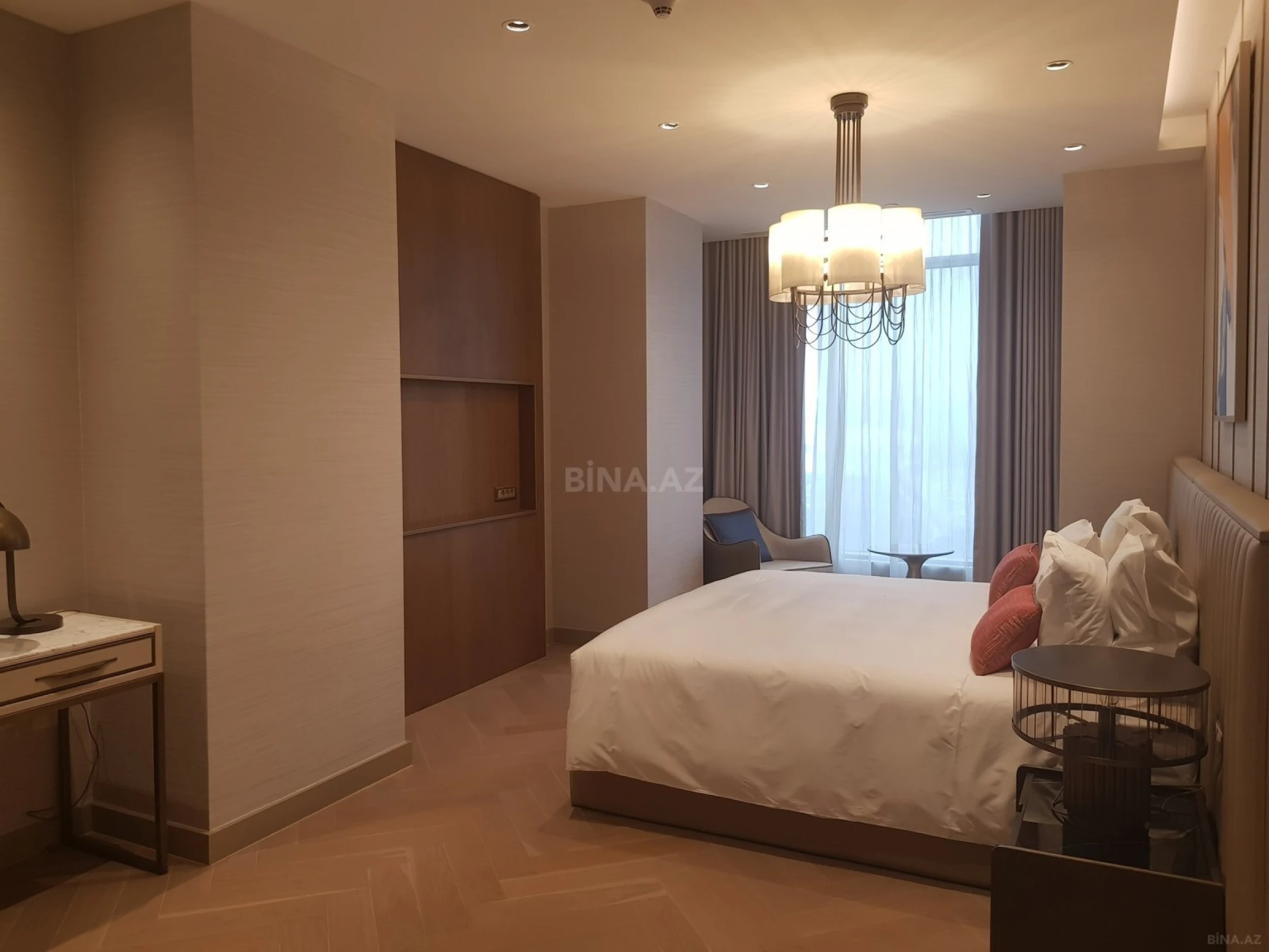 Satılır 4 otaqlı mənzil 227 m²
