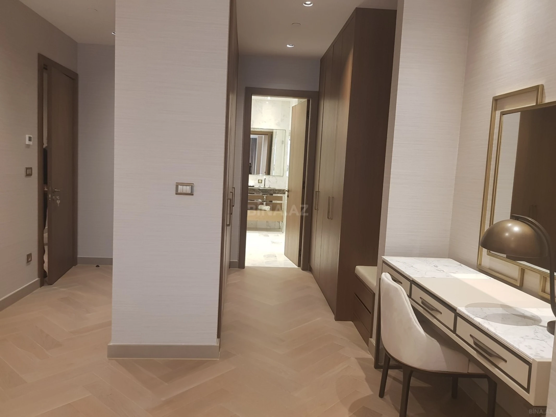 Satılır 4 otaqlı mənzil 227 m²