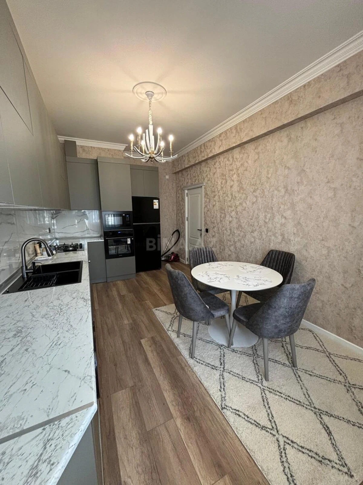 Satılır 3 otaqlı mənzil 140 m²