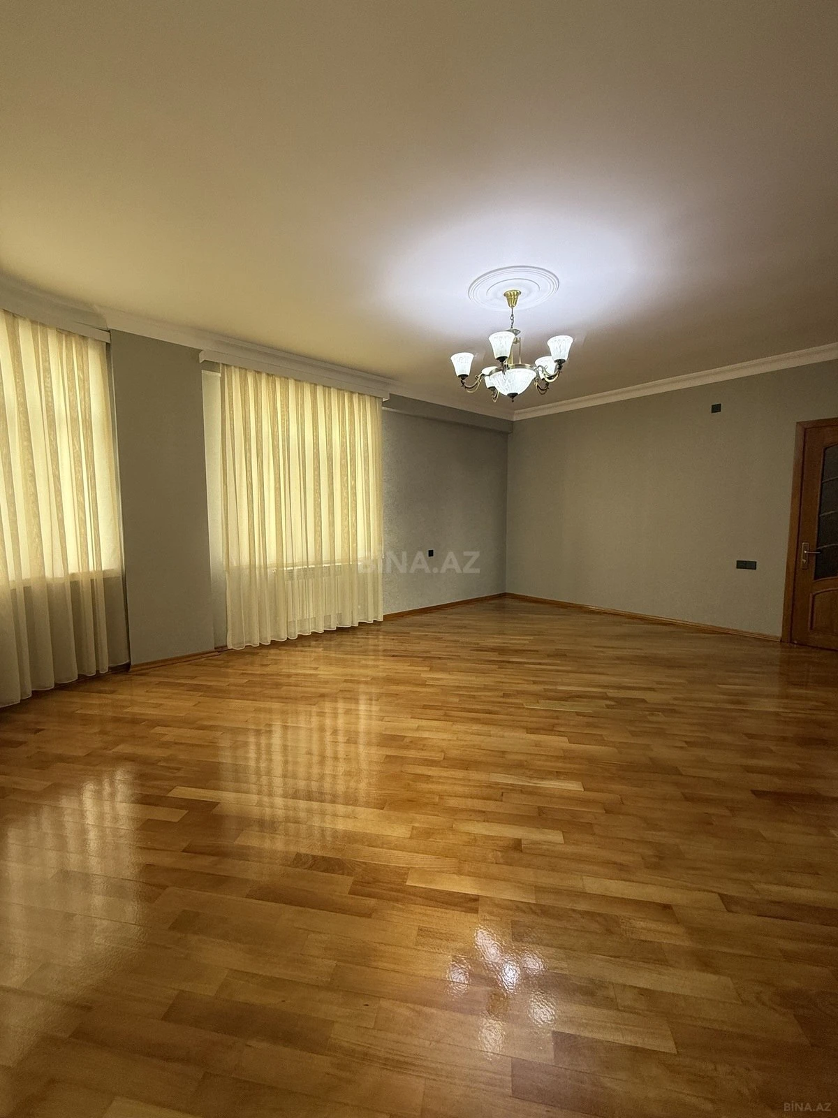 Satılır 3 otaqlı mənzil 121 m²