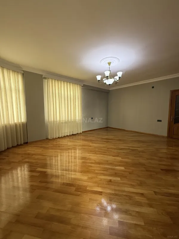 Satılır 3 otaqlı mənzil 121 m²