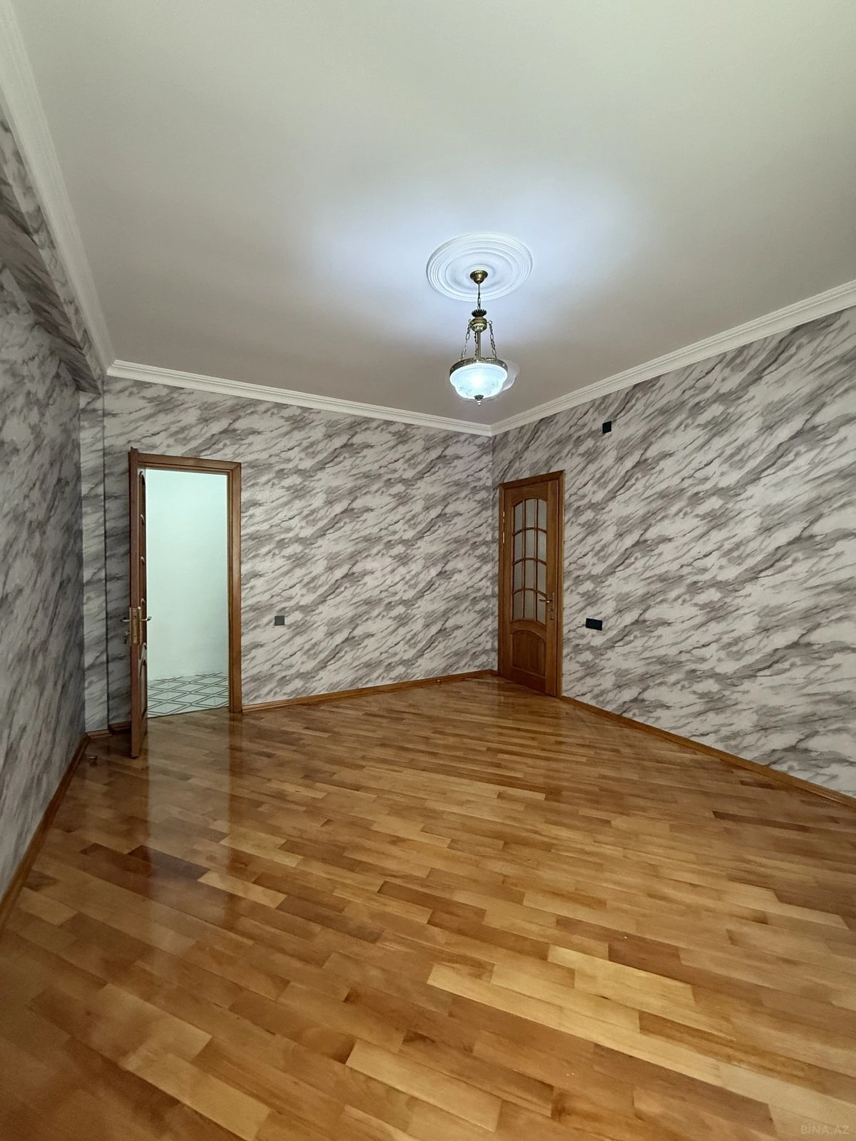 Satılır 3 otaqlı mənzil 121 m²